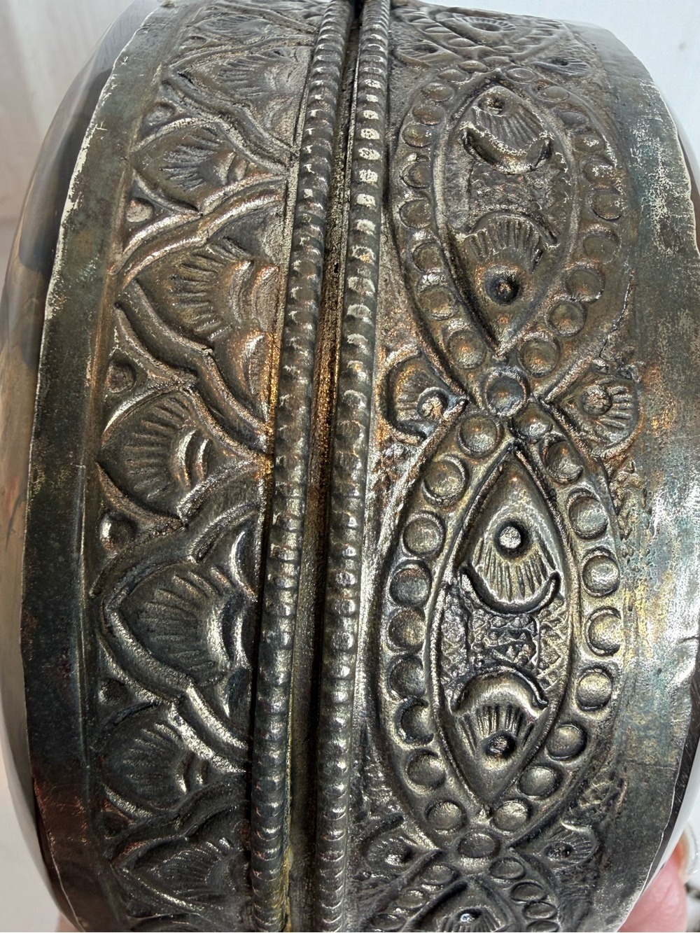 ASOS OVAL SHAPED METAL CROSSBODY PURSE - Picture 2 of 15